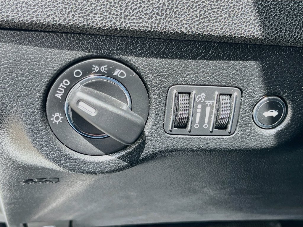 Used 2022 Chrysler 300 Touring w/ Sport Appearance Package RWD image 10