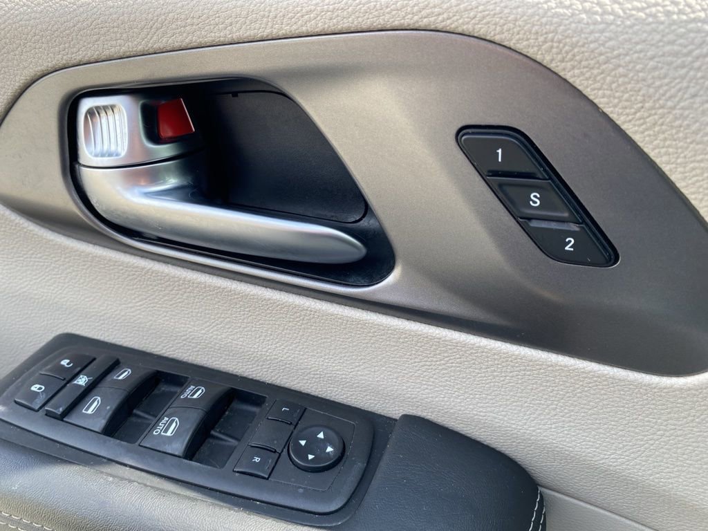 Used 2023 Chrysler Pacifica Touring-L image 25