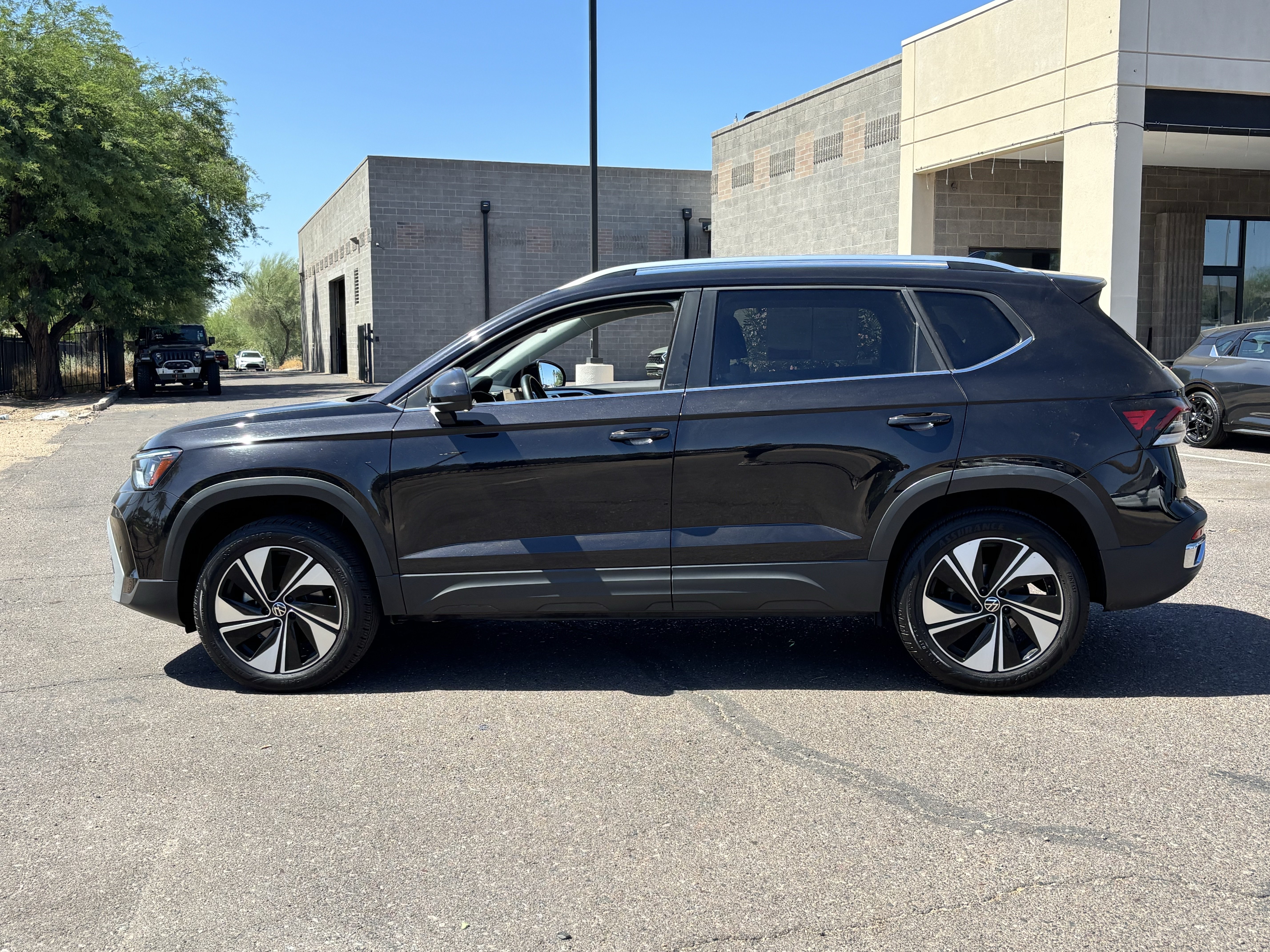 Used 2025 Volkswagen Taos SE AWD/4WD image 5