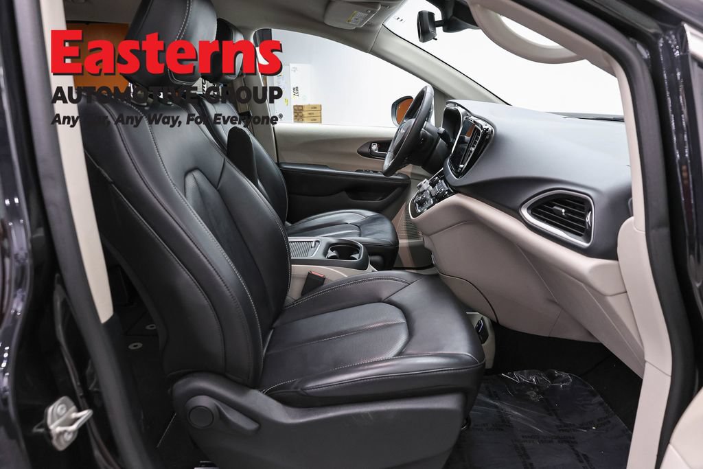 Used 2023 Chrysler Pacifica Touring-L FWD image 23