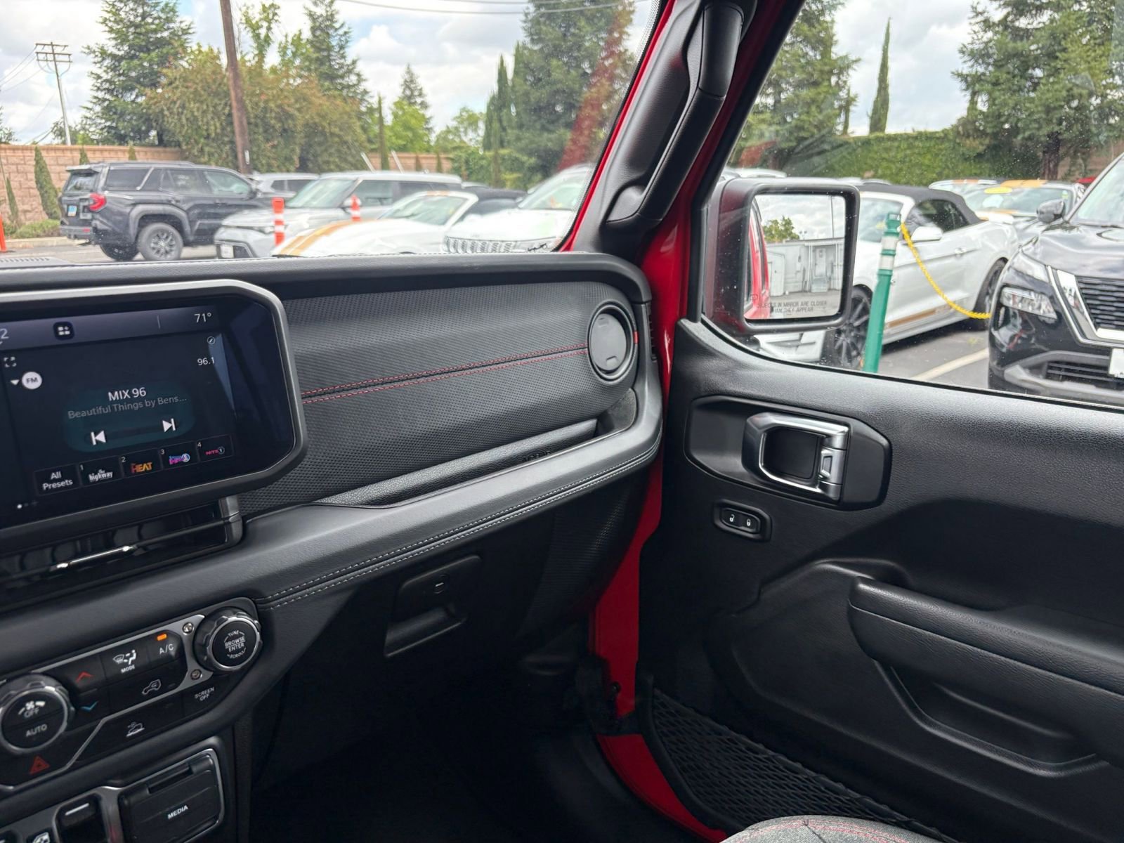 Used 2025 Jeep Wrangler Unlimited Rubicon AWD/4WD image 34
