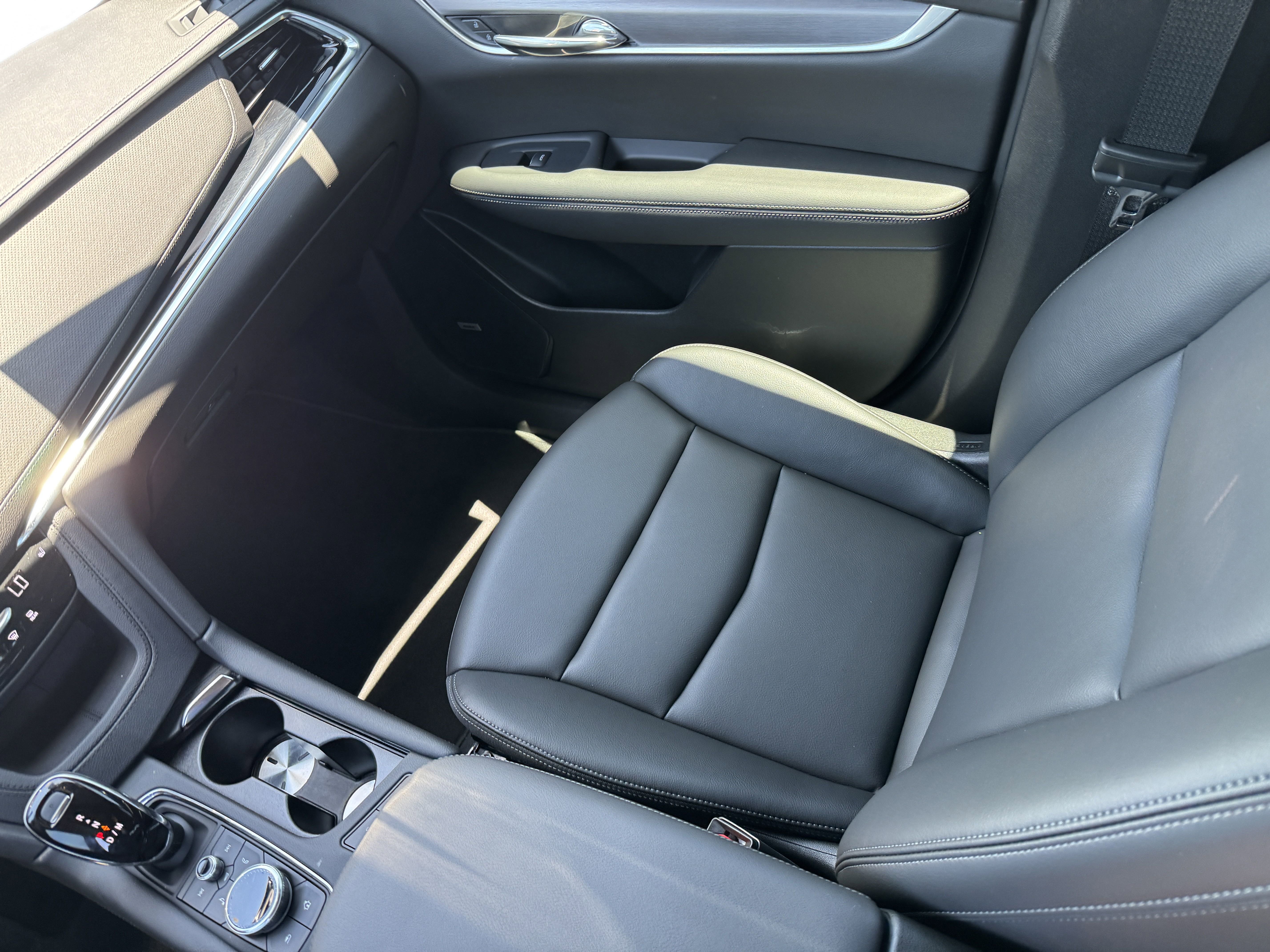 New 2025 Cadillac XT6 Luxury image 16