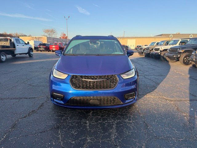 Used 2021 Chrysler Pacifica Touring w/ Uconnect Theater Family Group FWD image 3