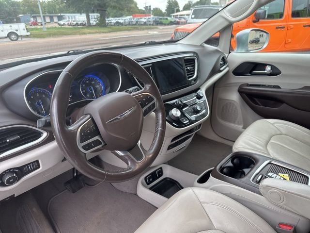 Used 2020 Chrysler Pacifica Touring-L Plus FWD image 14