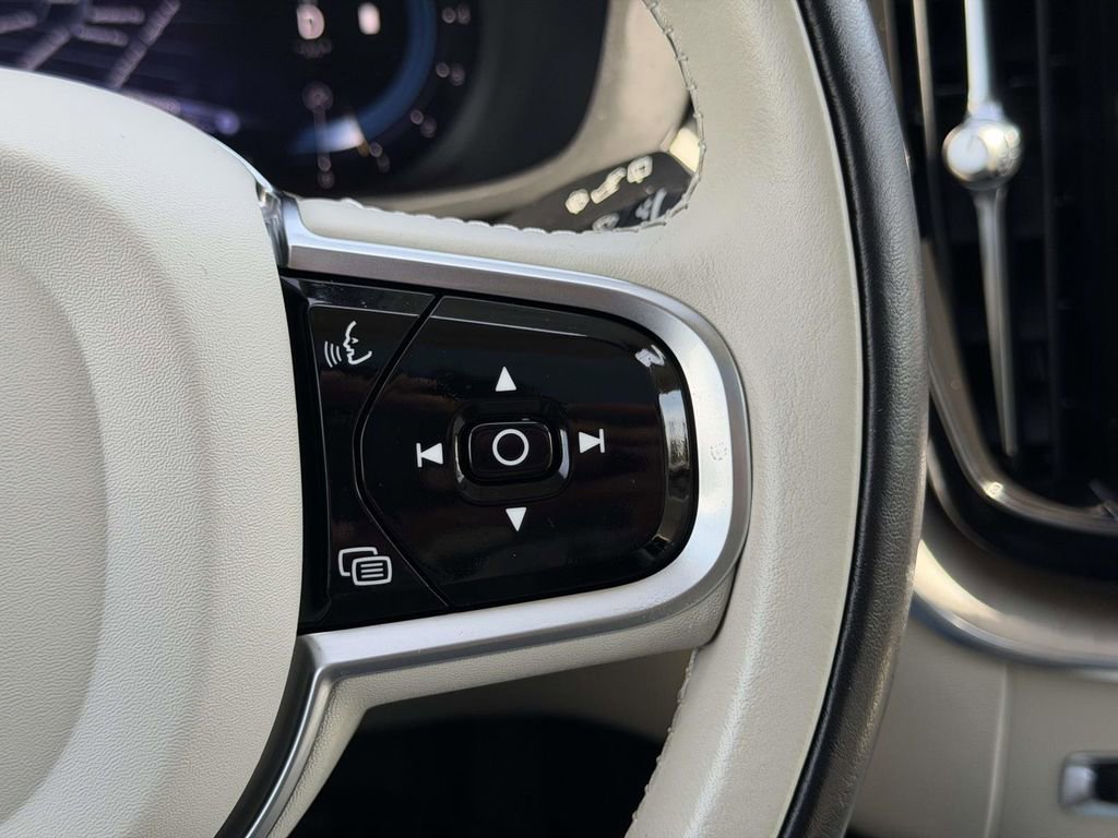 Used 2023 Volvo XC60 B5 Plus w/ Protection Package Premier image 10