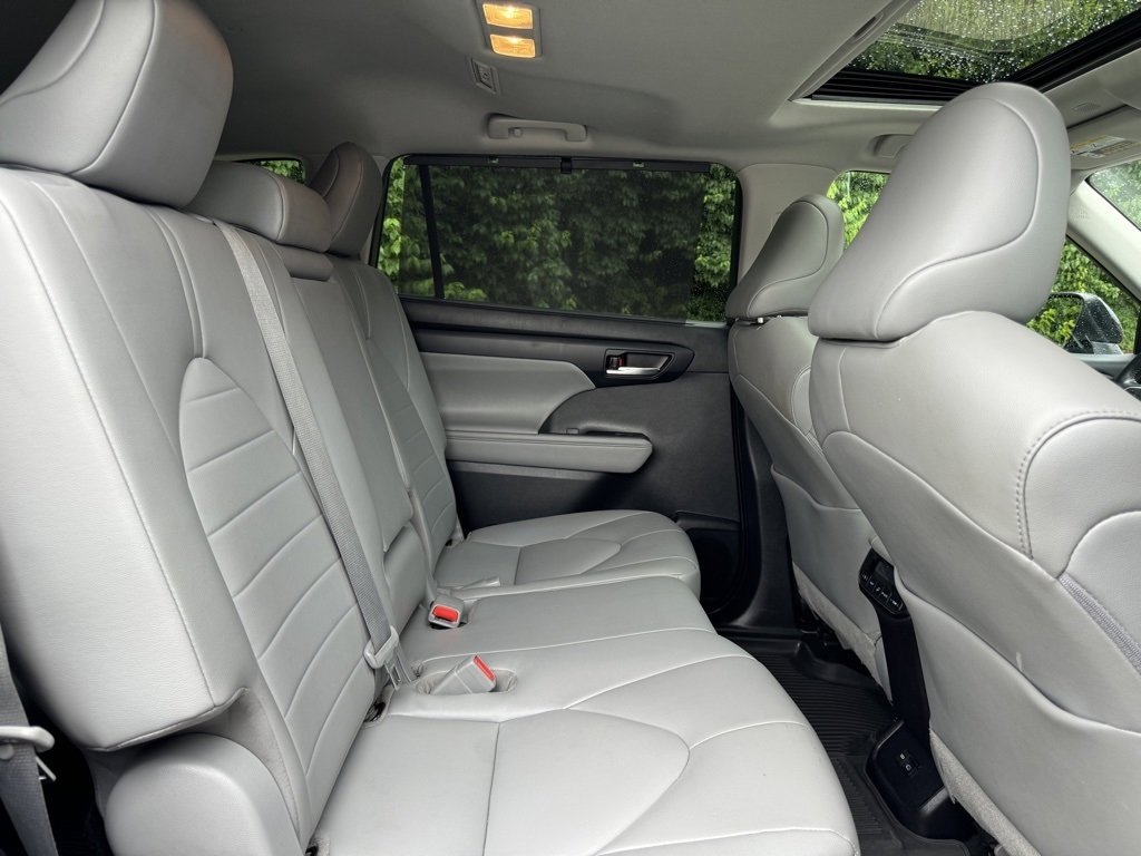 Used 2022 Toyota Highlander XLE image 17