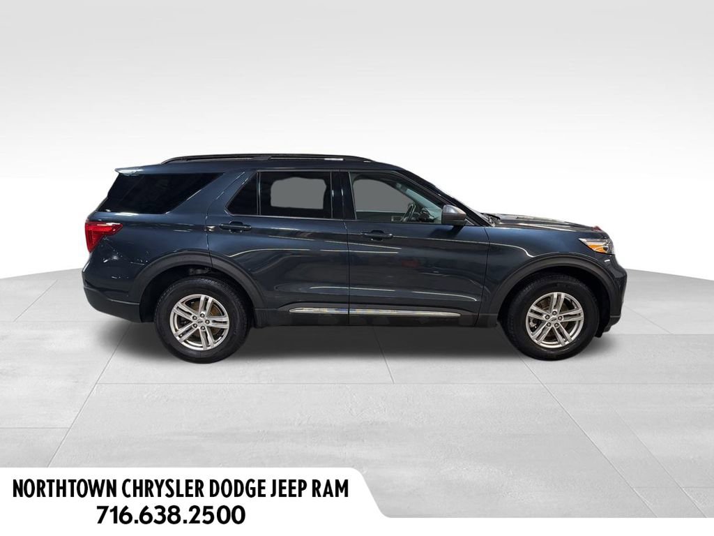 Used 2022 Ford Explorer XLT image 2