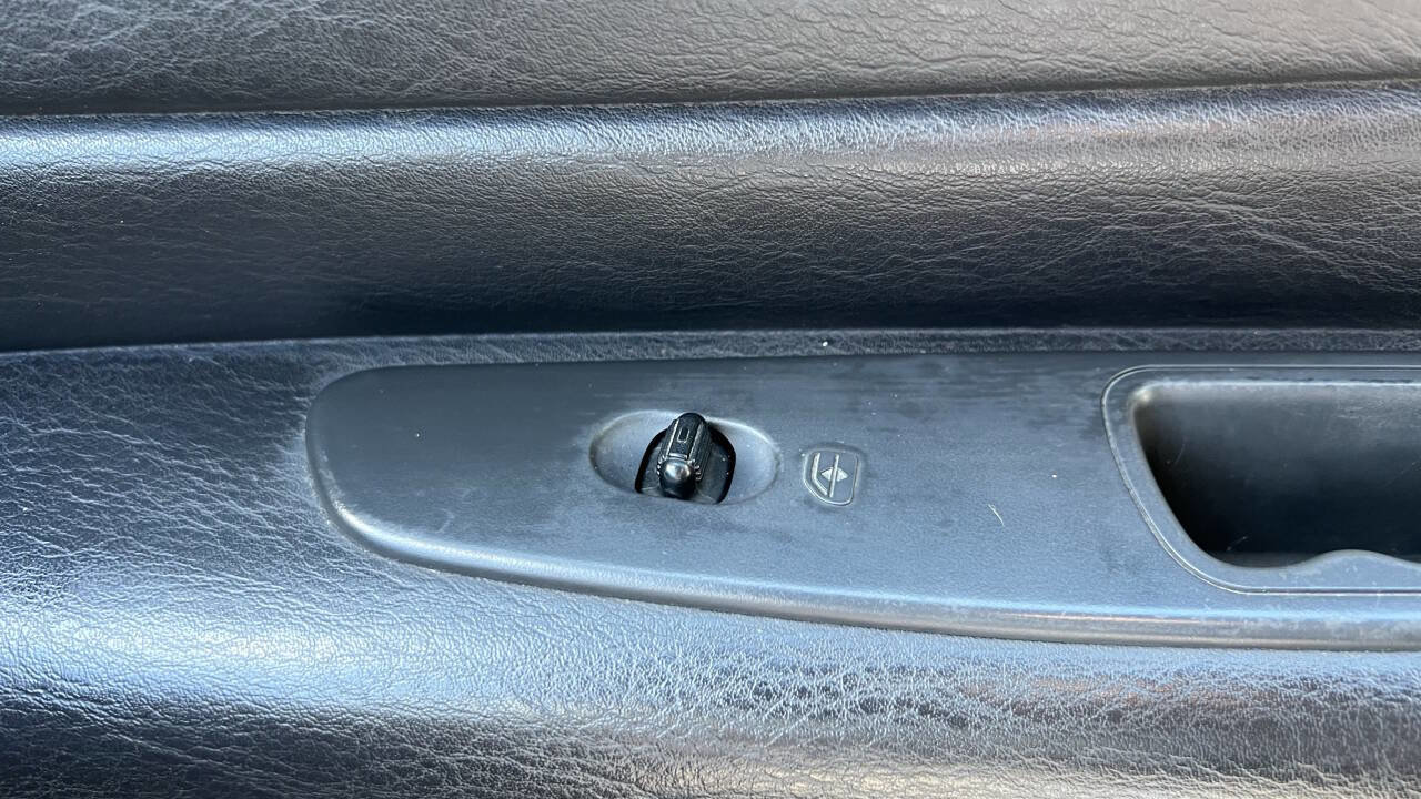 Used 2004 Chrysler Sebring LXi image 21