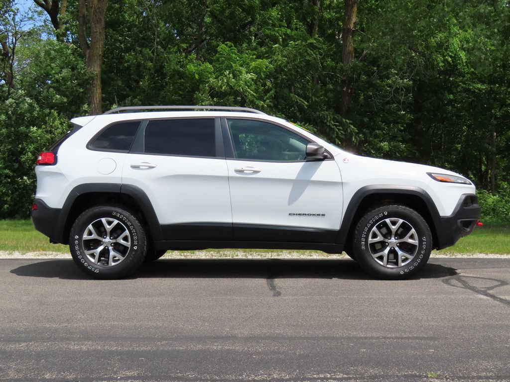 Used 2016 Jeep Cherokee Trailhawk w/ Comfort/Convenience Group AWD/4WD image 2