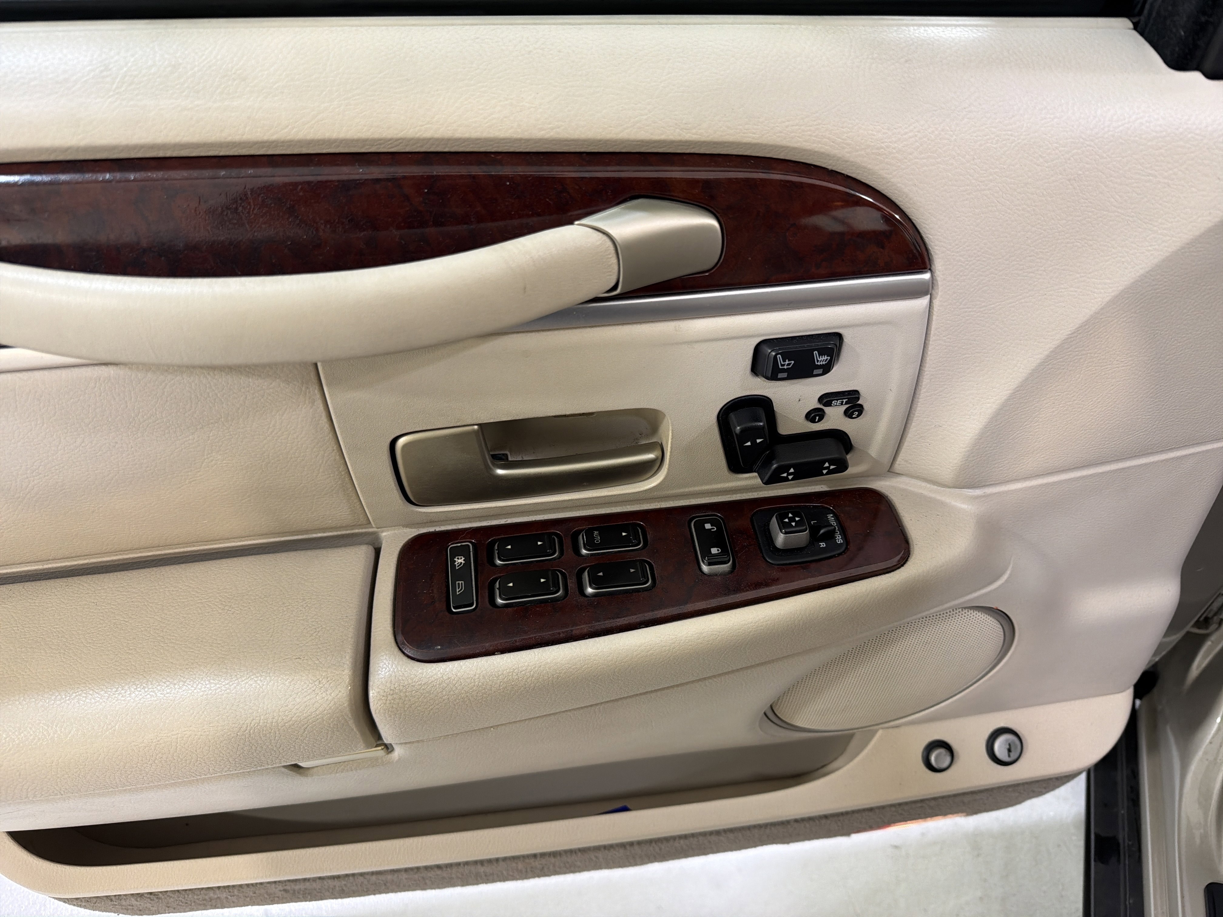 Used 2005 Lincoln Town Car Signature Limited image 15