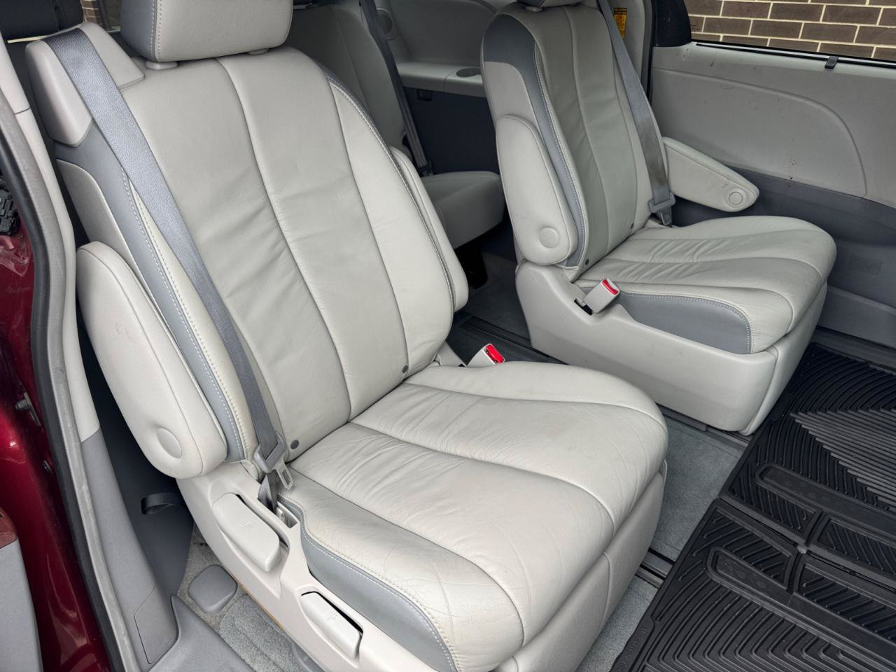 Used 2014 Toyota Sienna Limited w/ Limited Convenience Package FWD image 15