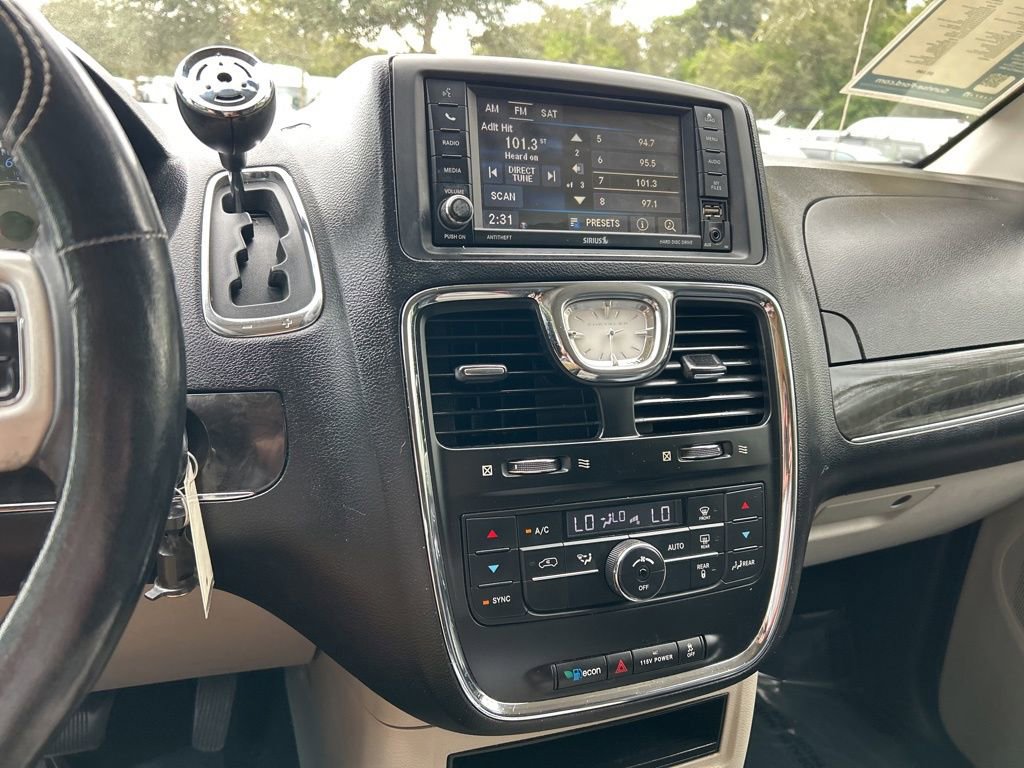 Used 2014 Chrysler Town & Country Touring image 29