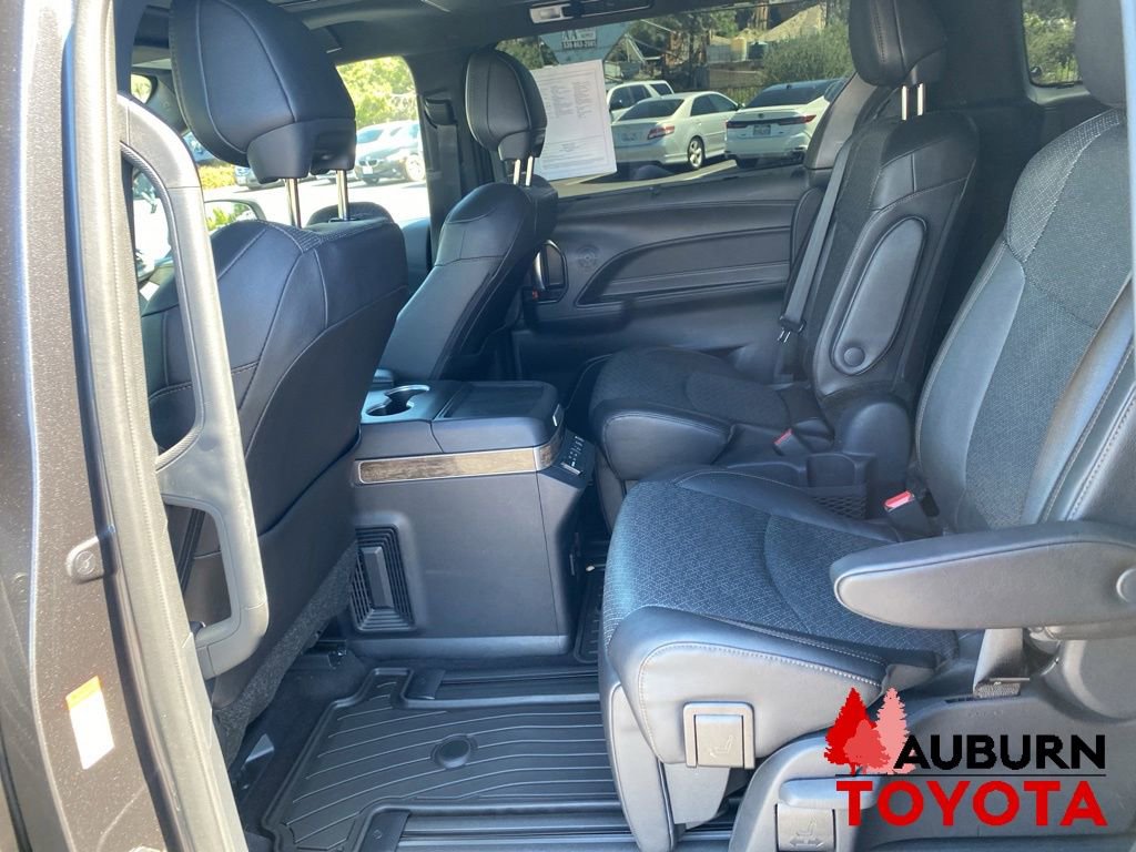 Used 2025 Toyota Sienna Platinum AWD/4WD image 28