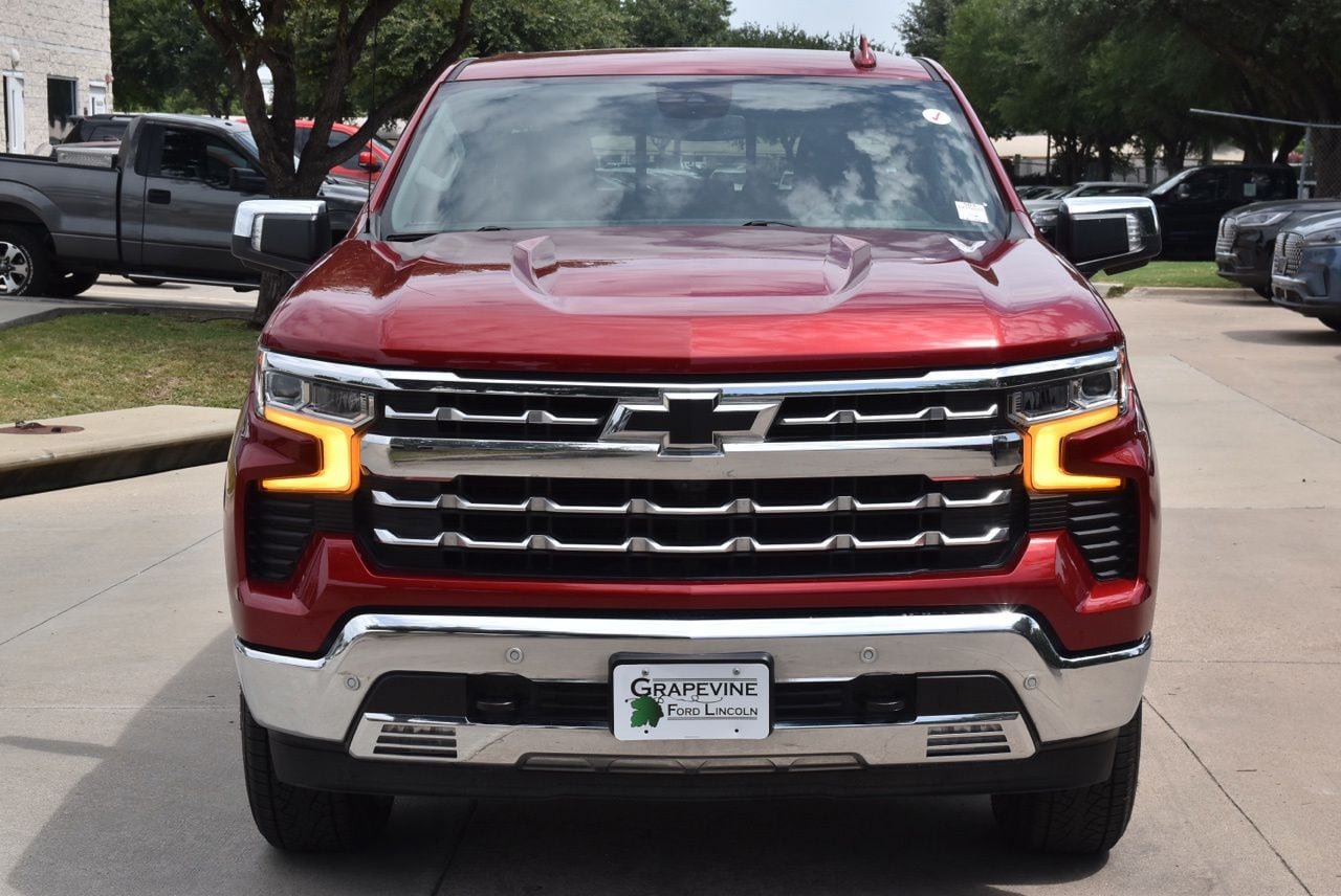 Used 2025 Chevrolet Silverado 1500 LTZ AWD/4WD image 3