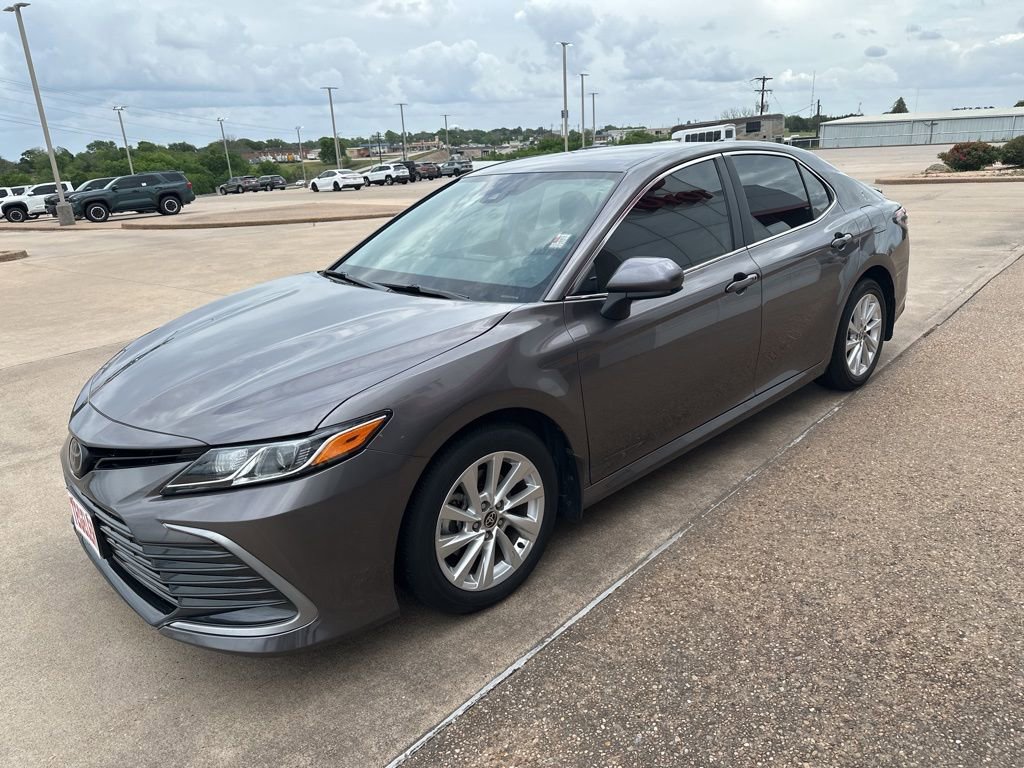 Used 2023 Toyota Camry LE image 3