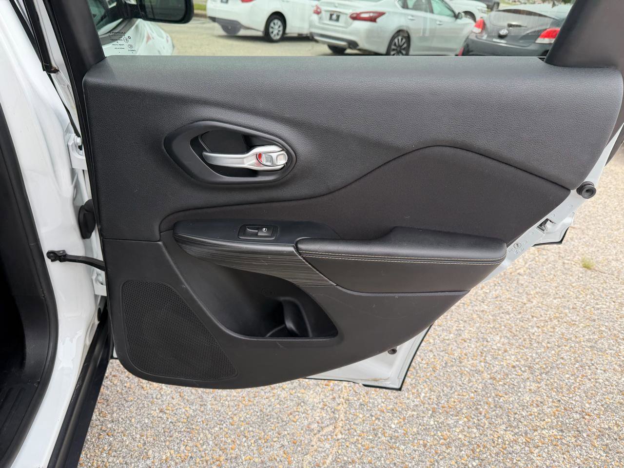 Used 2016 Jeep Cherokee Sport image 30