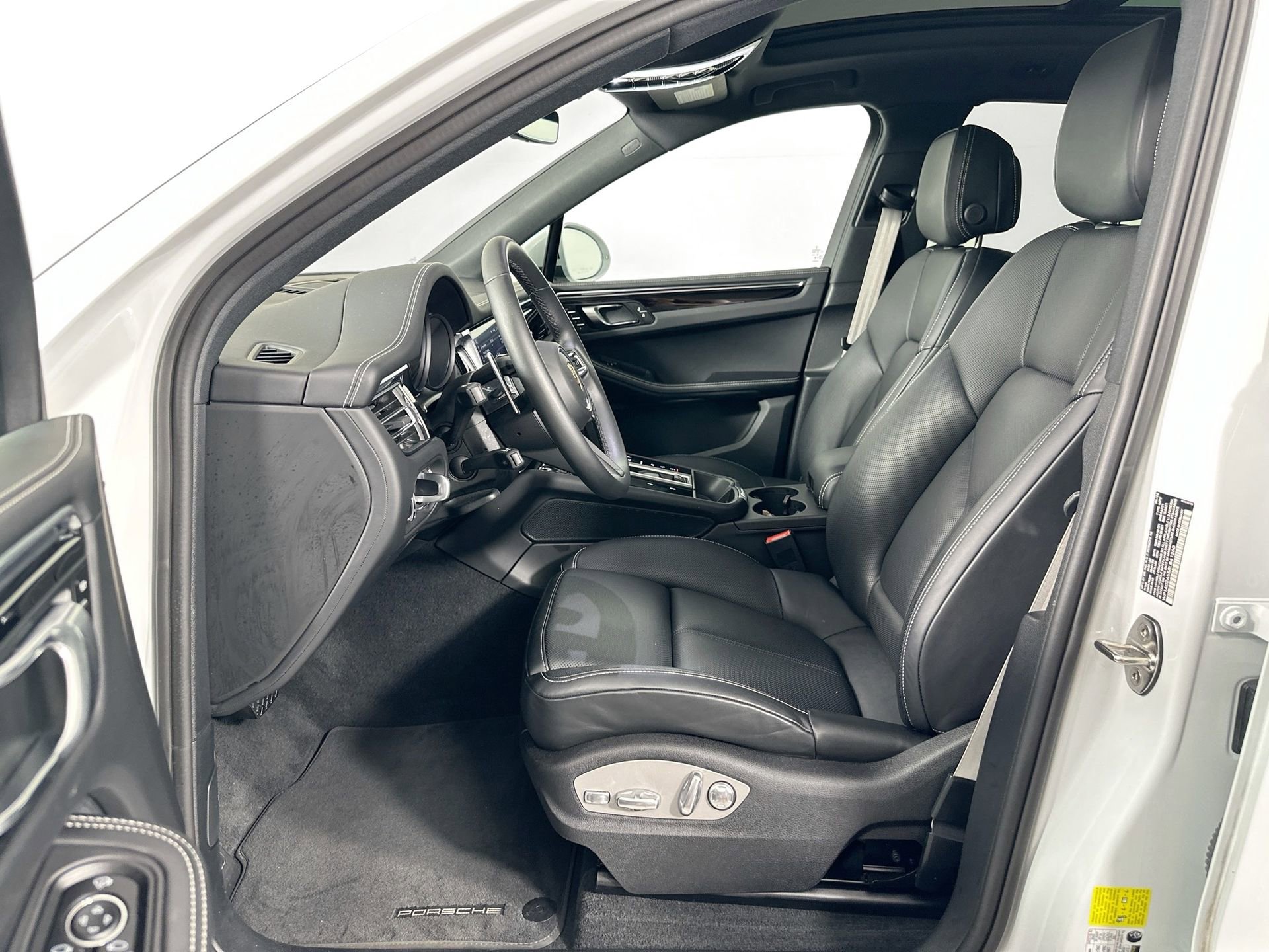 Certified 2024 Porsche Macan S image 5