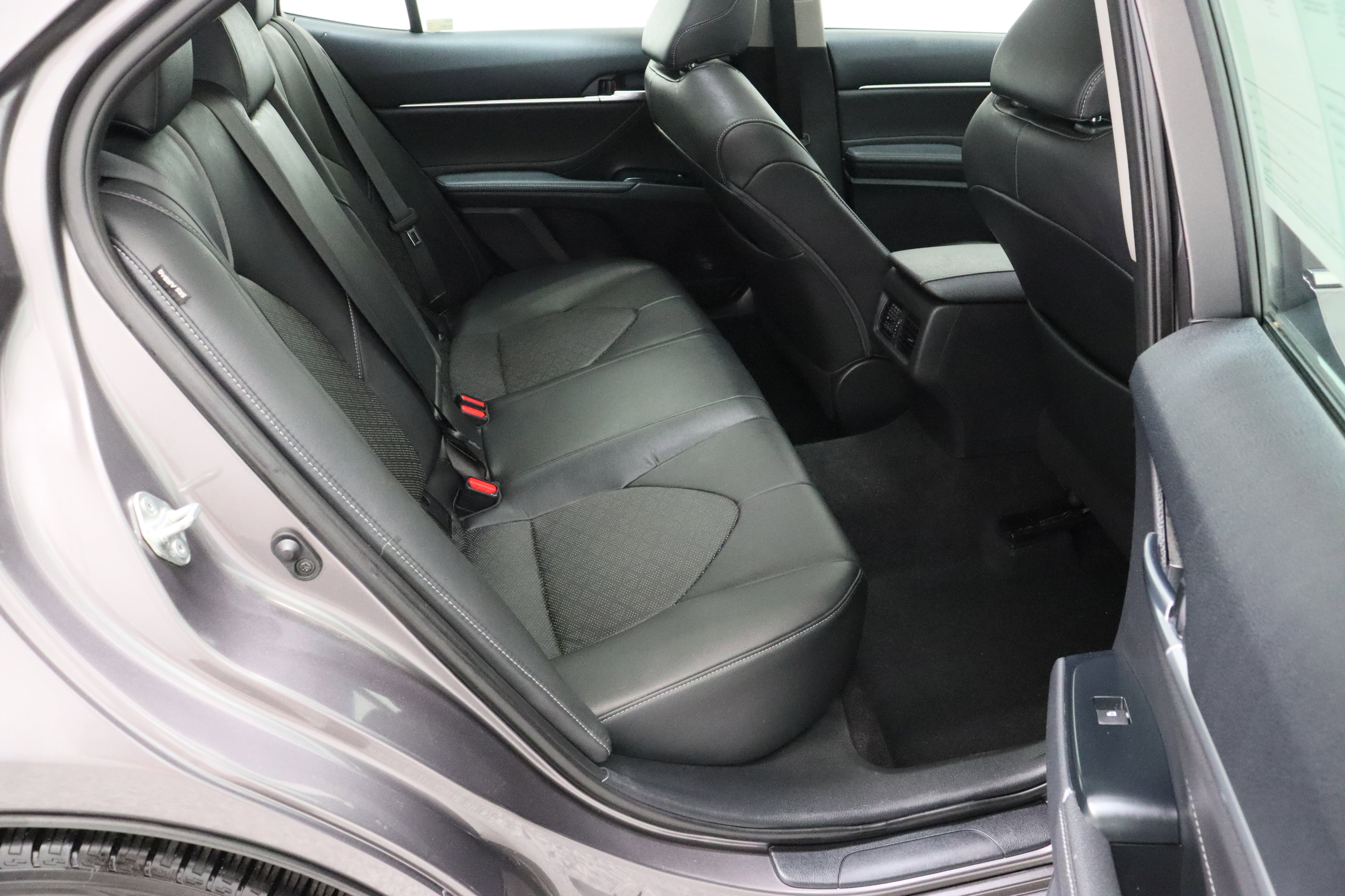 Used 2018 Toyota Camry XSE image 36