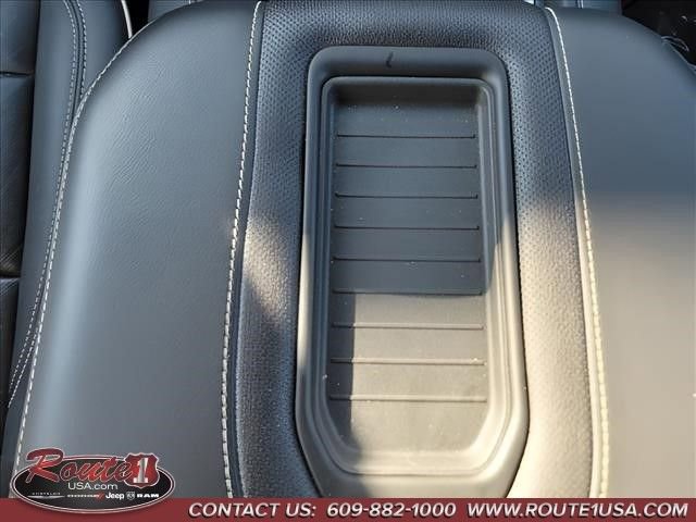 Used 2024 GMC Yukon SLT AWD/4WD image 27