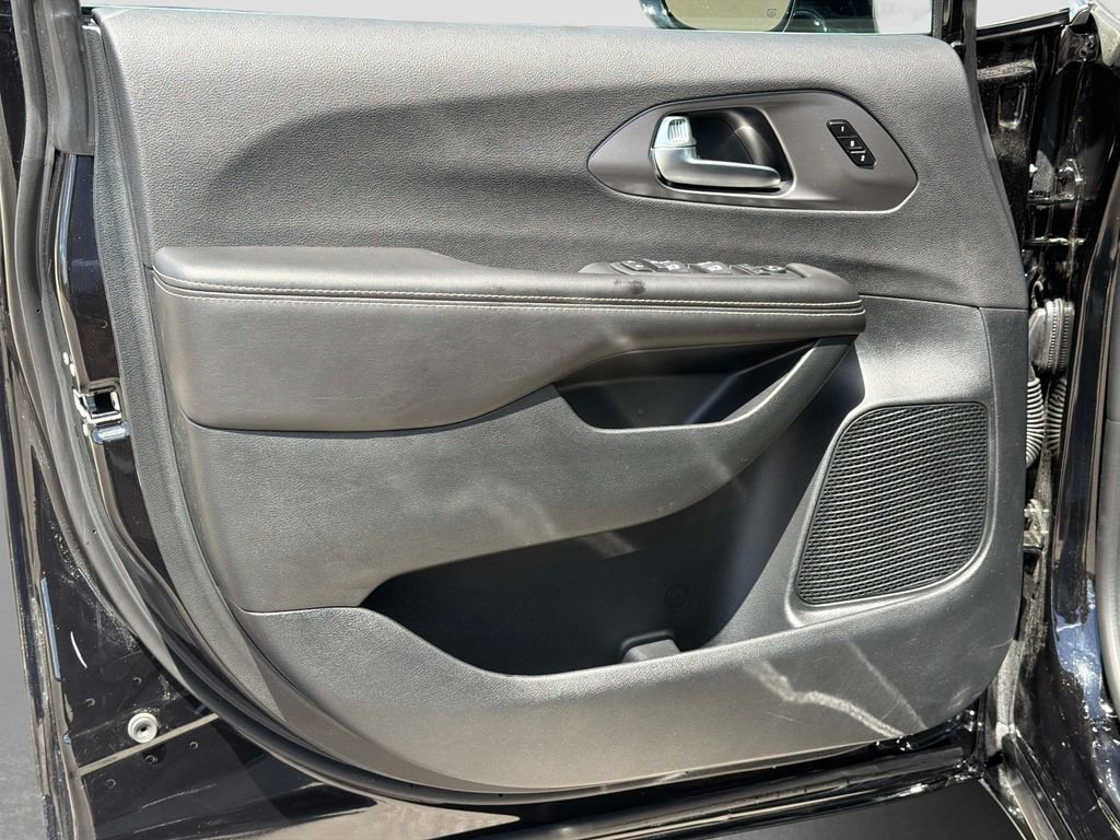 Used 2026 Chrysler Pacifica Select FWD image 18