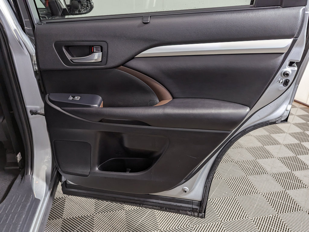 Used 2019 Toyota Highlander XLE AWD/4WD image 40