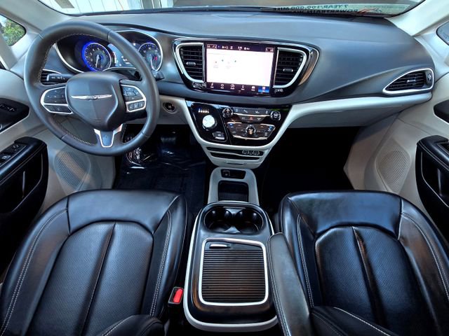 Certified 2023 Chrysler Pacifica Touring-L image 9