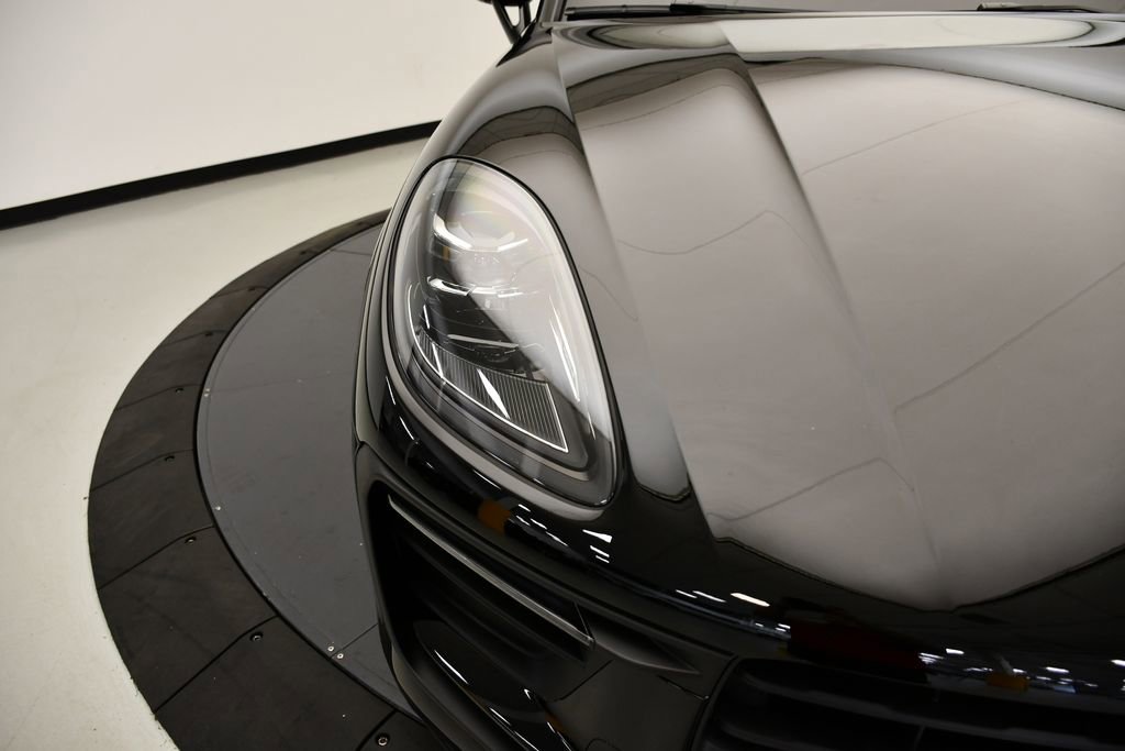 Certified 2025 Porsche Macan image 14