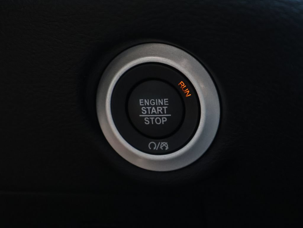 Used 2025 Chrysler Pacifica Limited FWD image 32