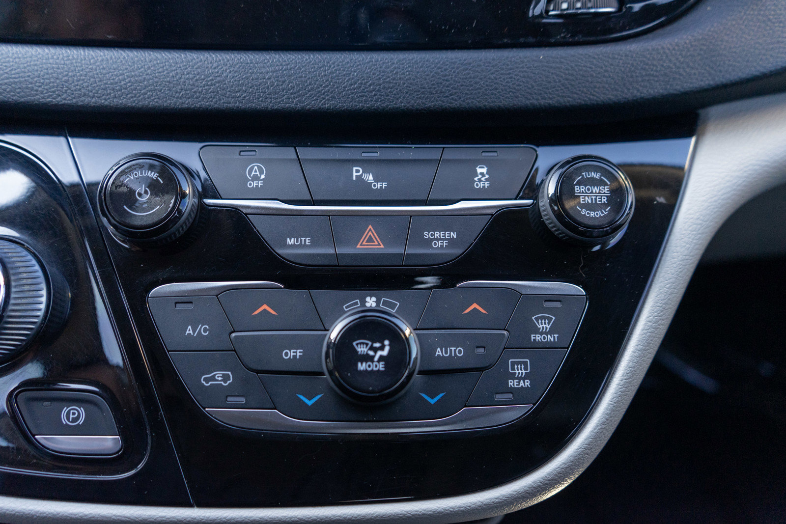 Used 2018 Chrysler Pacifica Touring-L FWD image 20