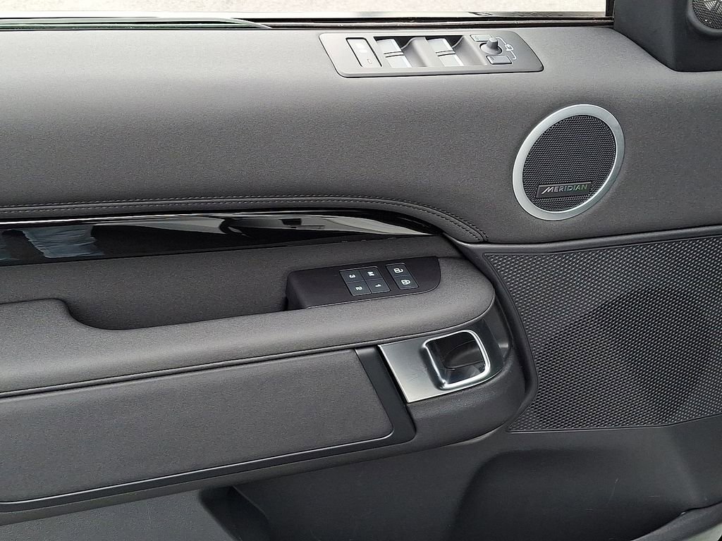 Certified 2025 Land Rover Discovery S image 11