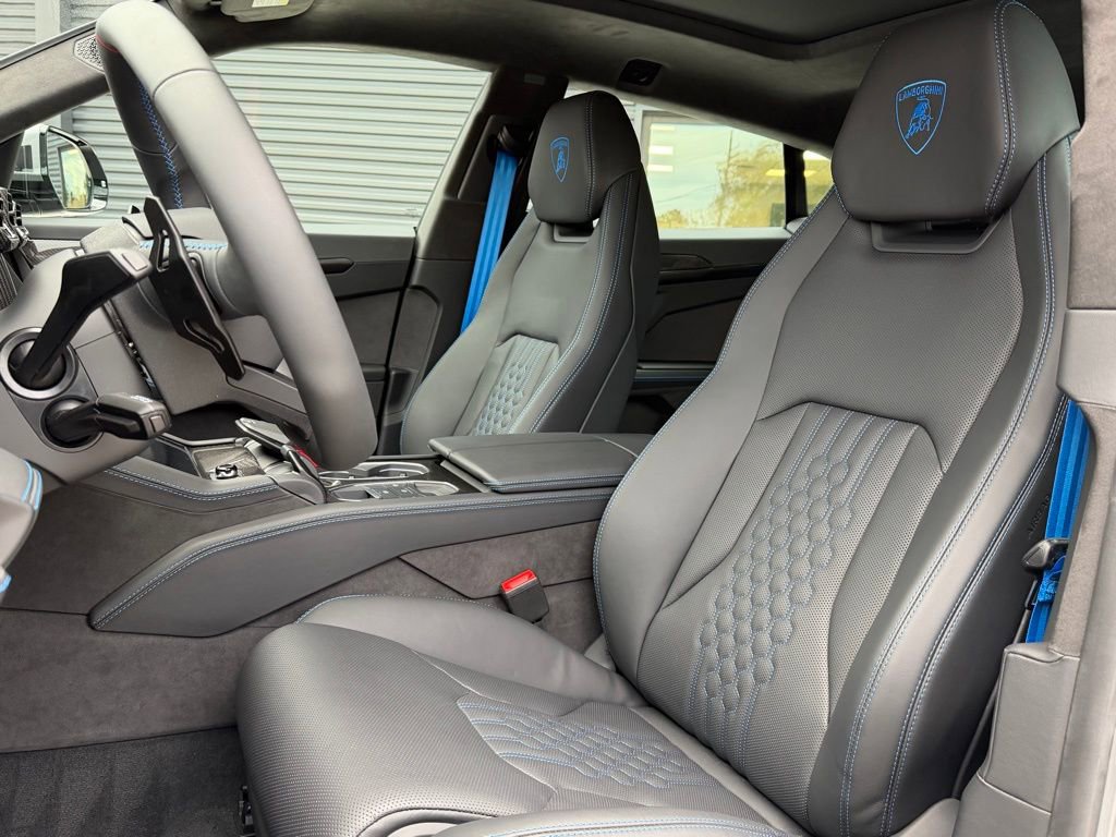 Used 2025 Lamborghini Urus SE image 11