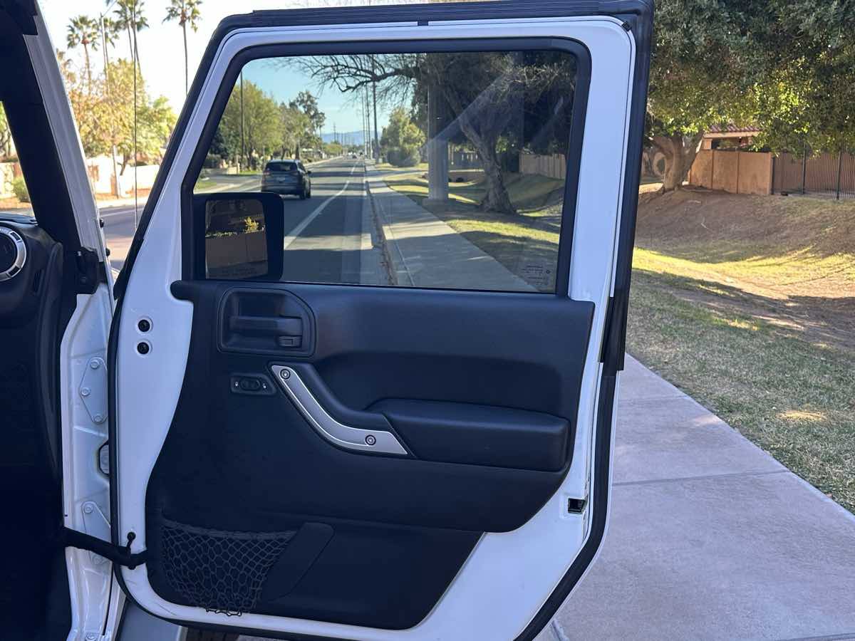 Used 2016 Jeep Wrangler Unlimited Sahara w/ Connectivity Group image 19