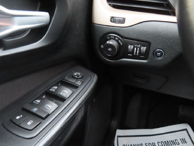 Used 2016 Jeep Cherokee Latitude w/ Comfort/Convenience Group AWD/4WD image 33
