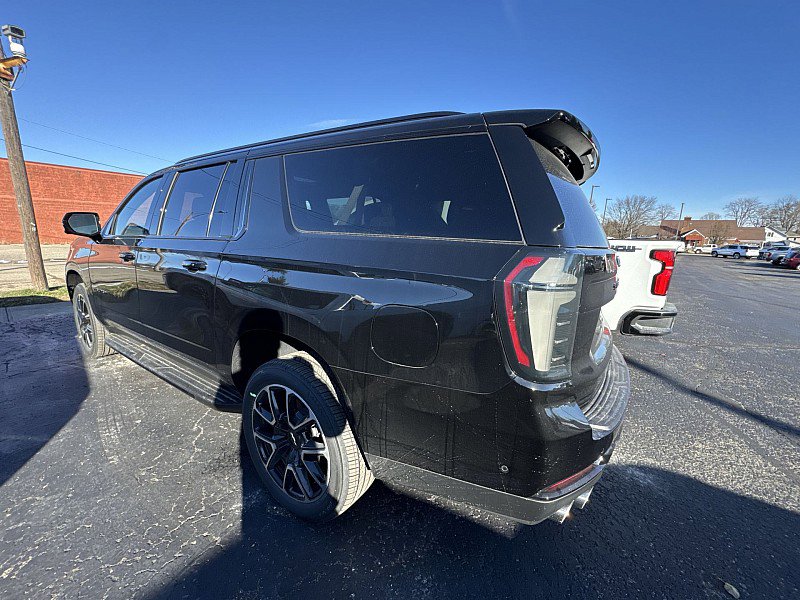 New 2026 Chevrolet Suburban RST image 4