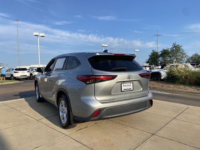 Used 2023 Toyota Highlander LE AWD/4WD image 9