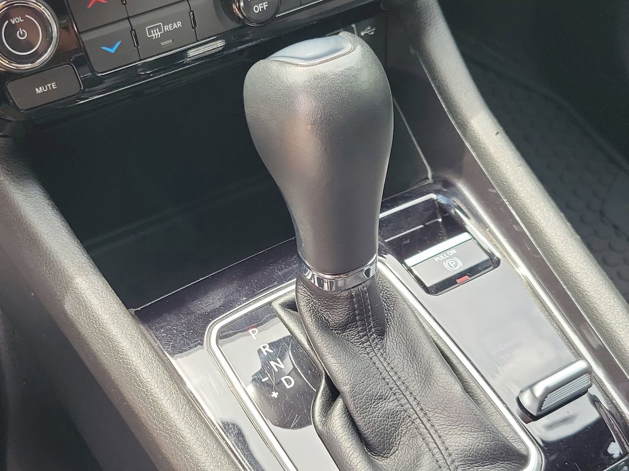 Used 2025 Jeep Compass Latitude w/ Sun & Sound Group AWD/4WD image 28