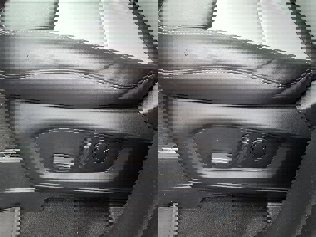 Certified 2022 Ford Explorer XLT w/ Equipment Group 202A image 23