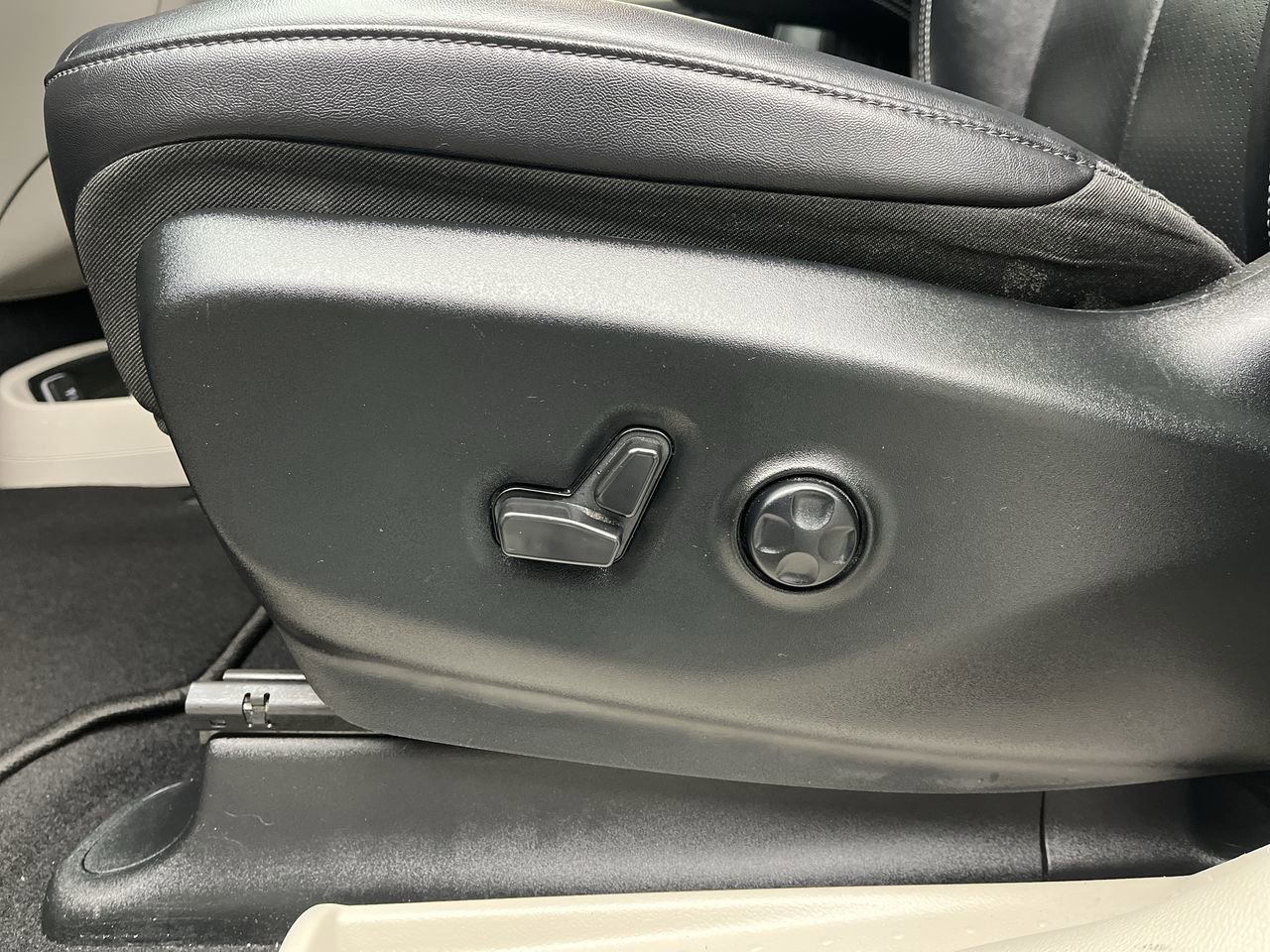 Used 2024 Chrysler Pacifica Touring-L image 9