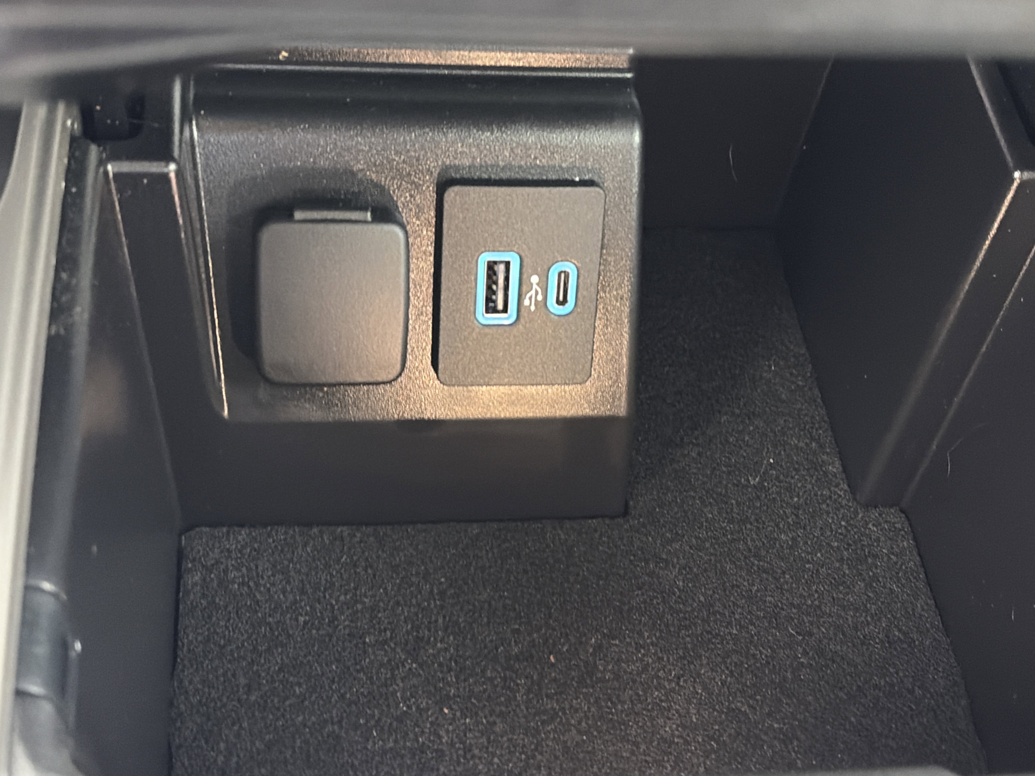 Used 2023 Ford Explorer XLT w/ Equipment Group 202A AWD/4WD image 26