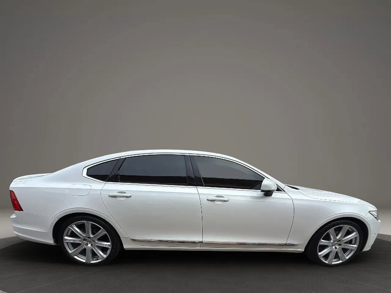 Used 2018 Volvo S90 T6 Inscription w/ Luxury Package image 4