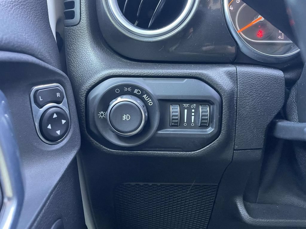 Used 2021 Jeep Wrangler Unlimited Sahara AWD/4WD image 17