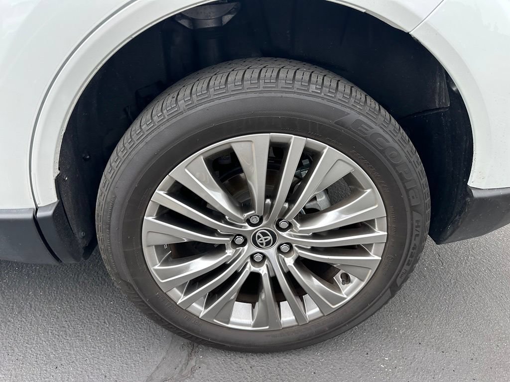 Used 2024 Toyota Venza XLE AWD/4WD image 6