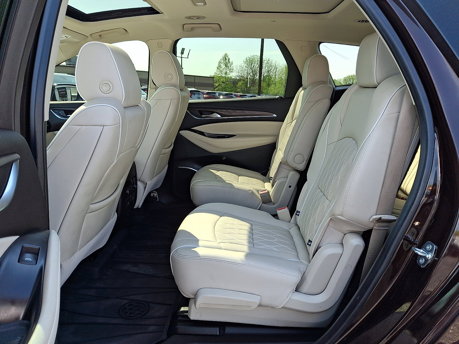 Used 2022 Buick Enclave Avenir w/ Avenir Technology Package AWD/4WD image 12