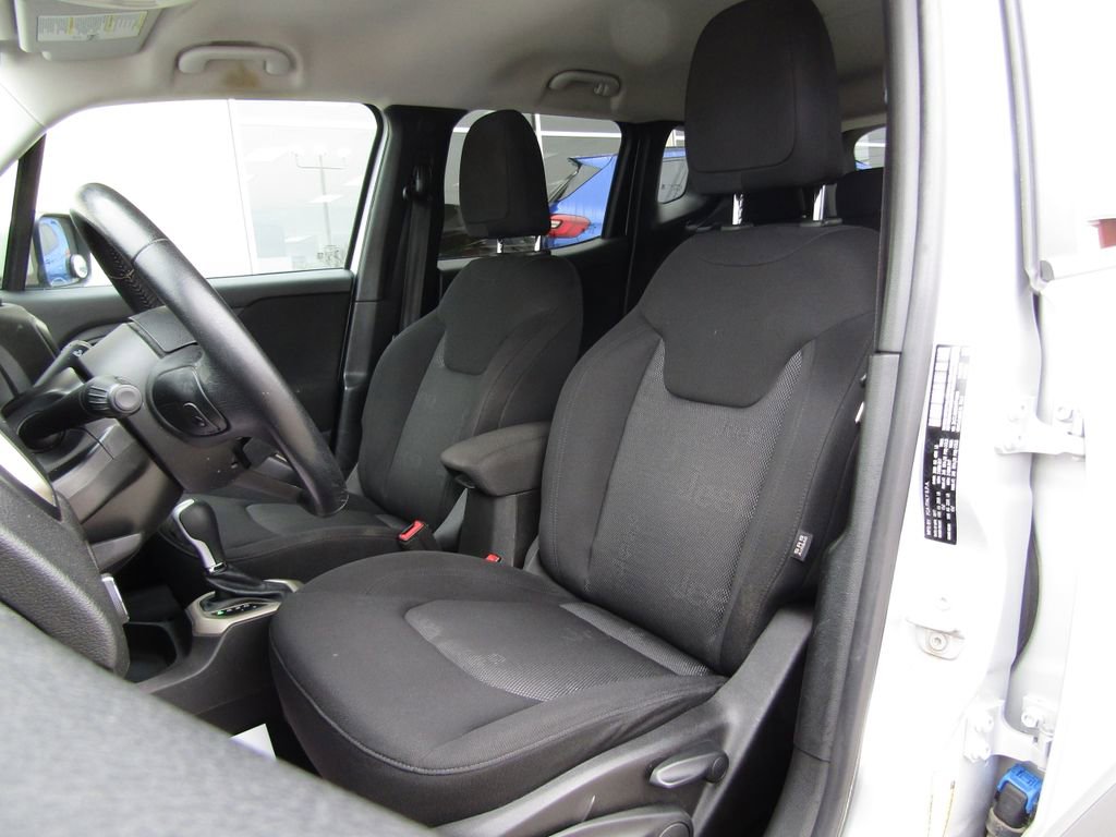 Used 2017 Jeep Renegade Latitude w/ Cold Weather Group image 16