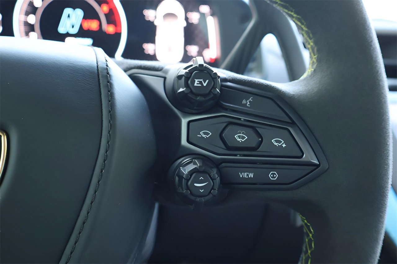 Used 2025 Lamborghini Revuelto image 26