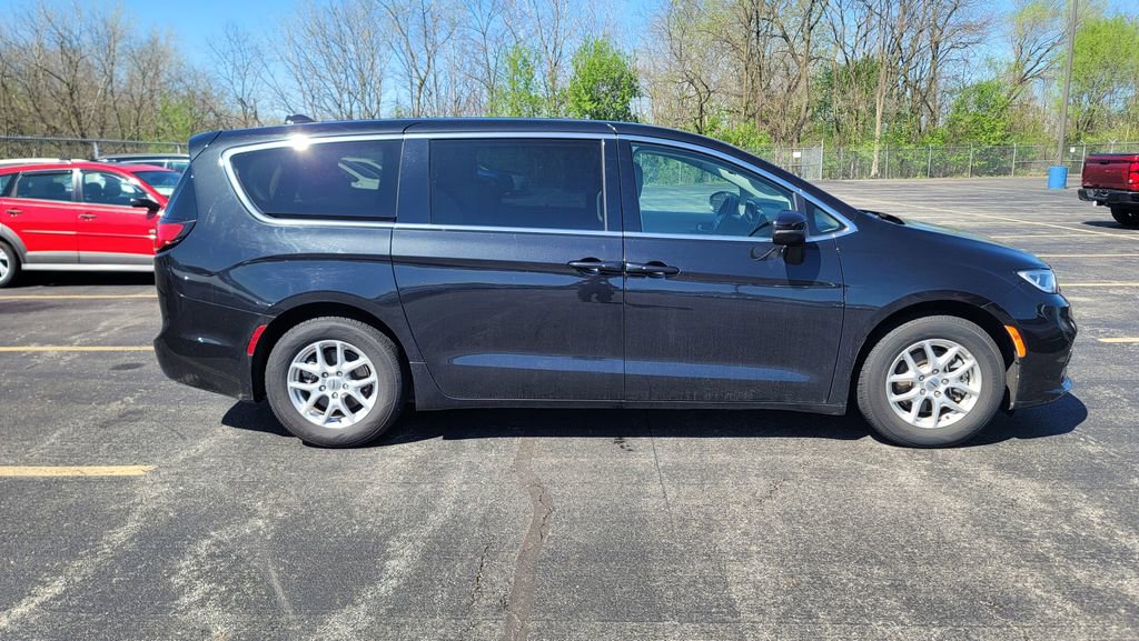 Used 2023 Chrysler Pacifica Touring-L image 7