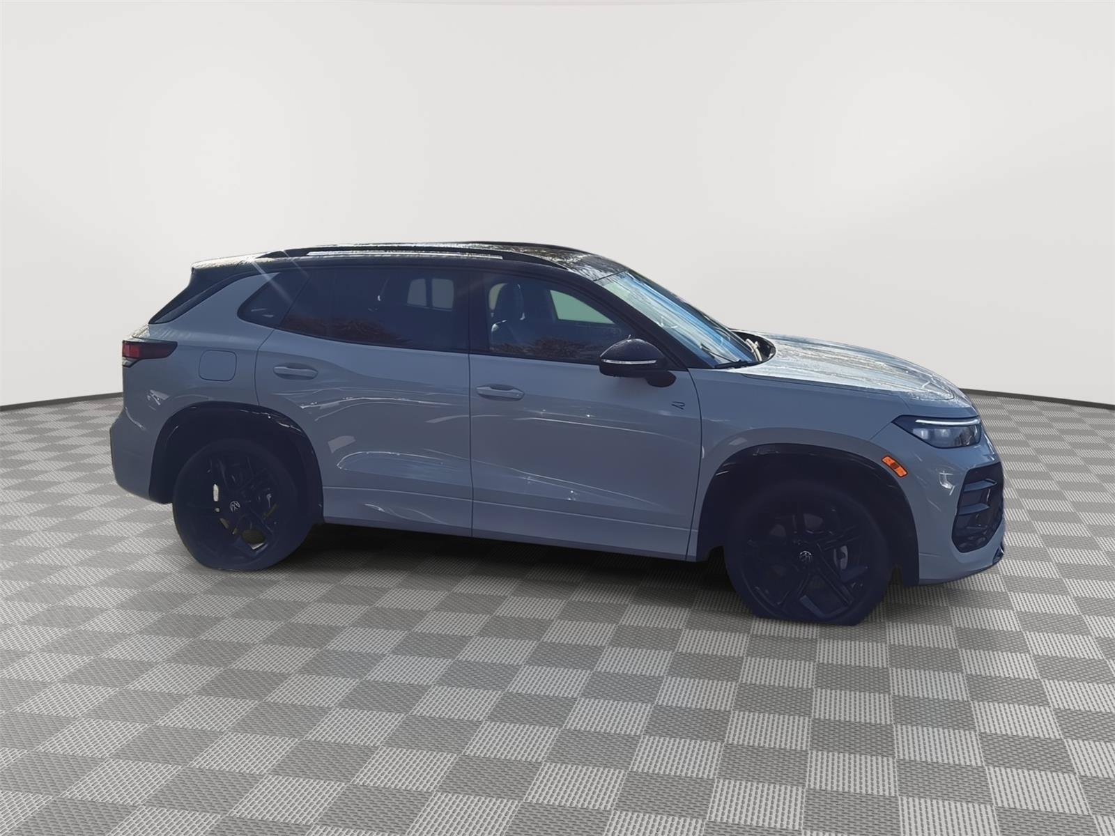 Used 2026 Volkswagen Tiguan SE R-Line AWD/4WD image 4
