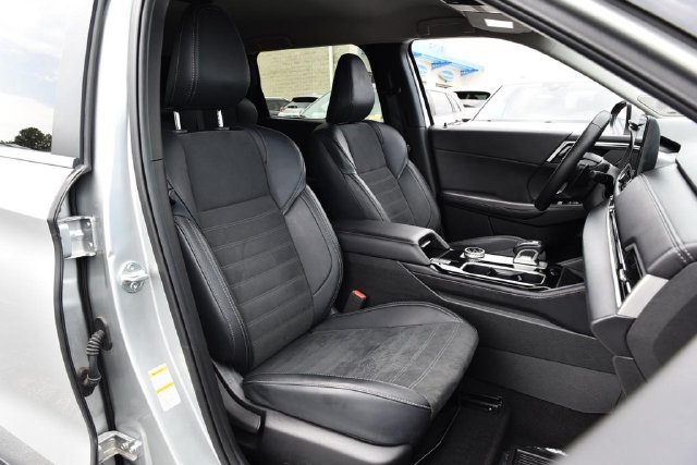 Used 2025 Mitsubishi Outlander AWD image 24