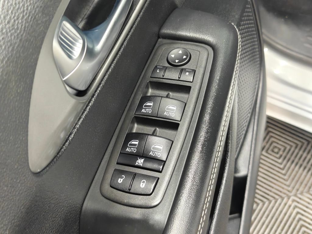 Used 2025 Chrysler Pacifica Select image 57