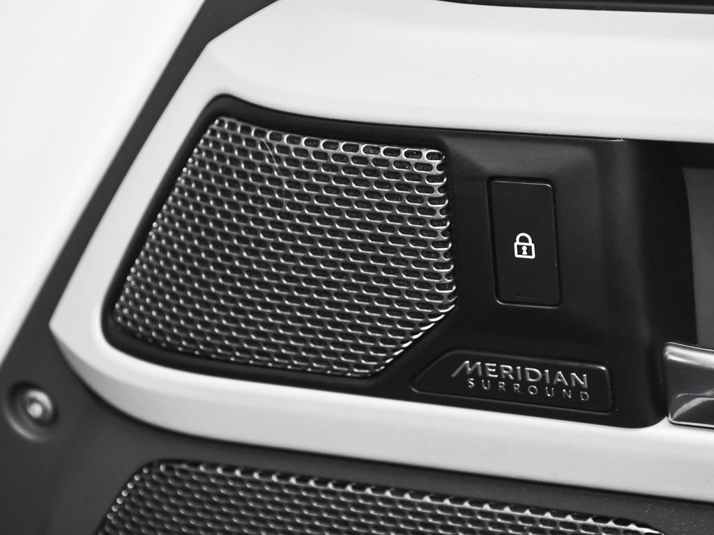 Used 2022 Land Rover Defender 90 X-Dynamic HSE image 16